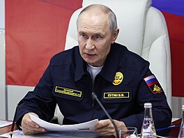 Vladimir Putin nav�tívil b�hem cesty po Dálném Východ� i Kurily, o n� Rusko...