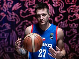 Vít Krej�í pózuje p�i focení nového oble�ení pro �eské basketbalové...