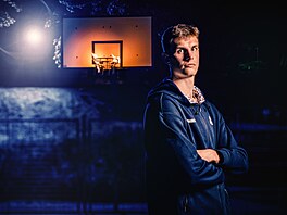 Richard Bálint pózuje p�i focení nového oble�ení pro �eské basketbalové...