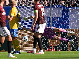 Spar�anský gólman Jakub Surov�ík proti Teplicím jen marn� plachtí vzduchem.