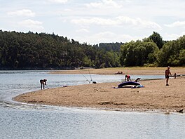 P�ehradu Hracholusky na severním Plze�sku trápí nedostatek vody, dno je n�kde...