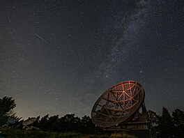 Mlé�ná dráha a meteor z roje Perseid p�i pohledu od hv�zdárny v Ond�ejov� v...