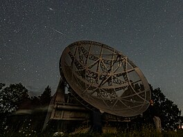 Meteor z roje Perseid p�elétá oblohu nad hv�zdárnou v Ond�ejov� v roce 2026
