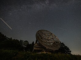 Dva výrazné meteory z roje Perseid na snímku oblohy nad hv�zdárnou v Ond�ejov�...