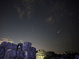 B�hem meteorického roje Perseid prolet�l 13. srpna 2026 oblohou meteor nad...