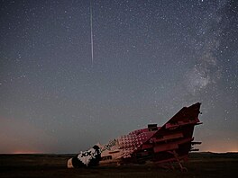 Meteor prolet�l nad zni�eným letadlem pou�ívaným pro výcvikové ú�ely v...