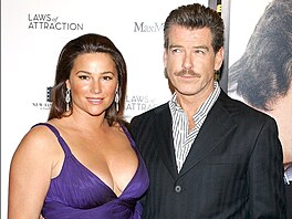 Keely Shaye Smithová a Pierce Brosnan v New Yorku (22. dubna 2004)