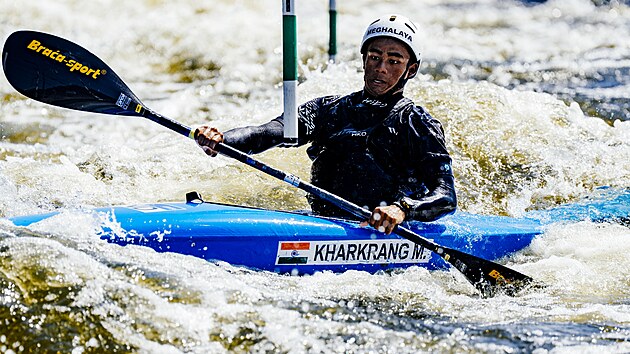 Mlad� sportovci z indick�ho st�tu M�gh�laj tr�nuj� na slalomov� dr�ze v pra�sk� Troje. Soust�ed�n� v �esku pro n� zorganizoval p�ivedl b�val� australsk� kajak�� Ian Vincent, kter� v Indii zapustil ko�eny. (10. srpna 2026)