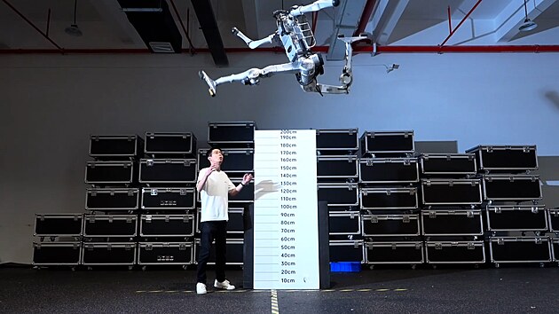 Nový humanoidní robot p�ekonává lidské limity. B�há rychlostí p�es 45 km/h