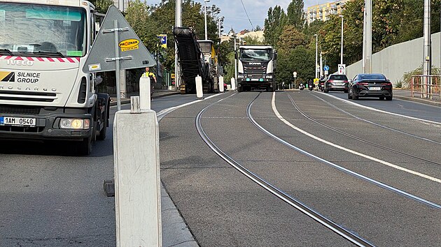 Pr�ce na oprav� vozovky v Radlick� ulici v Praze. �idi�i ve sm�ru do centra jezd� po tramvajov�m p�su. (18. srpna 2026)