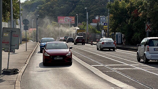 Pr�ce na oprav� vozovky v Radlick� ulici v Praze. �idi�i ve sm�ru do centra jezd� po tramvajov�m p�su. (18. srpna 2026)