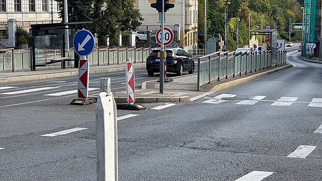 Pr�ce na oprav� vozovky v Radlick� ulici v Praze. �idi�i ve sm�ru do centra jezd� po tramvajov�m p�su. (18. srpna 2026)