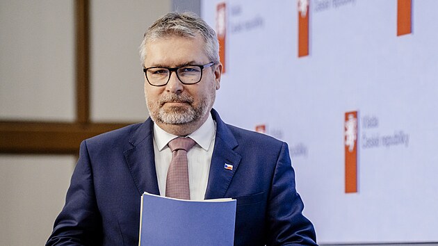 Tiskov� konference po jedn�n� vl�dy. Na sn�mku ministr zem�d�lstv� Martin �ebesty�n. (17. srpna 2026)