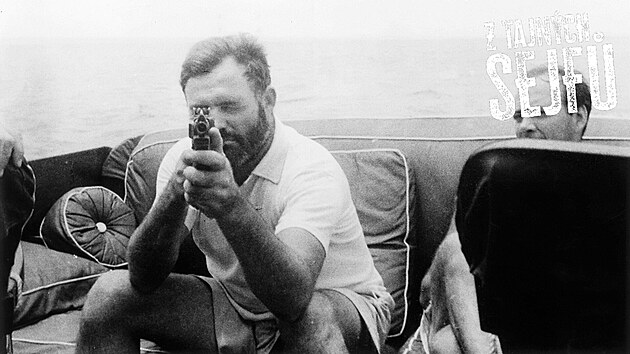 Spisovatel, jeho bárka, jeho samopal Thompson. Ernest Hemingway pózuje na svém...