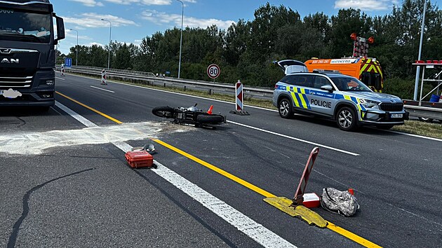 V�n� nehoda motork��e uzav�ela d�lnici D1 na 360. kilometru v Ostrav� v obou sm�rech. �idi� motocyklu po n�razu do p�enosn�ho zna�en� p�elet�l do protism�ru, kde se st�etl s kamionem. (12. srpna 2026)
