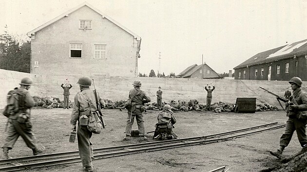 Snímek zachycuje popravu p�íslu�ník� SS v areálu koncentra�ního tábora Dachau...