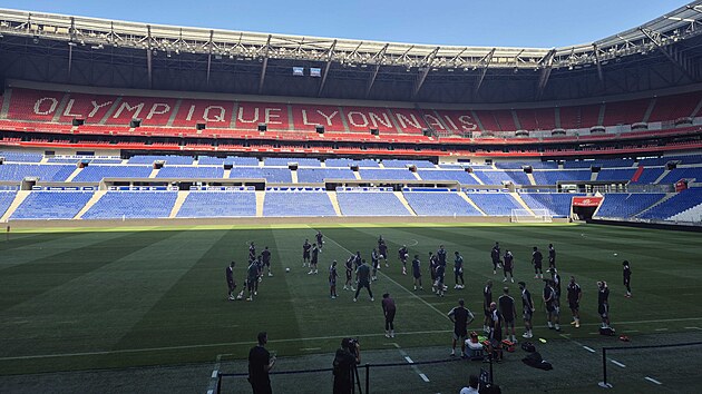 Sparťanští fortbalisté během tréninku na stadionu v Lyonu.