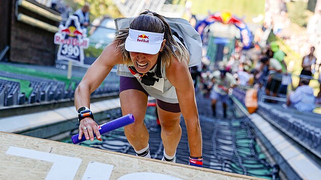 Eva Adamczykov� m��� do c�le Red Bull 400.