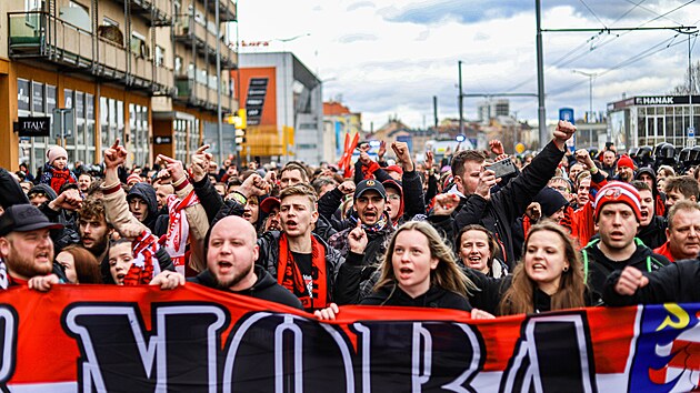 ��astn�ci MoraExpressu b�hem pochodu z n�dra�� do O2 areny