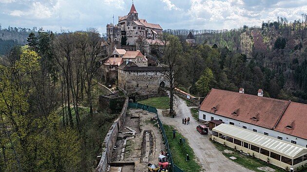 P�i v�zkumu na 1. p�edhrad� hradu Pern�tejn na�li archeologov� v�ce ne� 60 zlomk� d�lov�ch koul� a velk� mno�stv� artefakt� od zlomk� kuchy�sk� a zahradn� keramiky, p�es drobn� kovov� p�edm�ty jako mince nebo kov�n� a� po zlomky kamn��sk� a stavebn� keramiky. (11. srpna 2026)