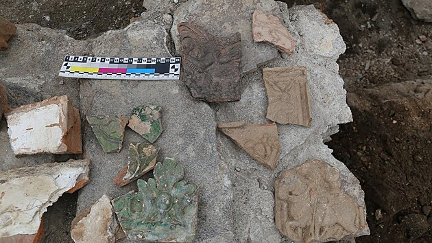 P�i v�zkumu na 1. p�edhrad� hradu Pern�tejn na�li archeologov� v�ce ne� 60 zlomk� d�lov�ch koul� a velk� mno�stv� artefakt� od zlomk� kuchy�sk� a zahradn� keramiky, p�es drobn� kovov� p�edm�ty jako mince nebo kov�n� a� po zlomky kamn��sk� a stavebn� keramiky. (11. srpna 2026)