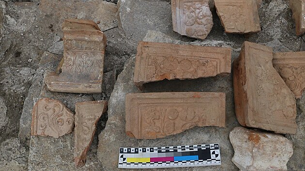 P�i v�zkumu na 1. p�edhrad� hradu Pern�tejn na�li archeologov� v�ce ne� 60 zlomk� d�lov�ch koul� a velk� mno�stv� artefakt� od zlomk� kuchy�sk� a zahradn� keramiky, p�es drobn� kovov� p�edm�ty jako mince nebo kov�n� a� po zlomky kamn��sk� a stavebn� keramiky. (11. srpna 2026)