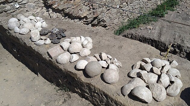 P�i v�zkumu na 1. p�edhrad� hradu Pern�tejn na�li archeologov� v�ce ne� 60 zlomk� d�lov�ch koul� a velk� mno�stv� artefakt� od zlomk� kuchy�sk� a zahradn� keramiky, p�es drobn� kovov� p�edm�ty jako mince nebo kov�n� a� po zlomky kamn��sk� a stavebn� keramiky. (11. srpna 2026)