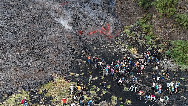 Lid� sleduj� erupci sopky Etna na italsk� Sic�lii. (11. srpna 2026)