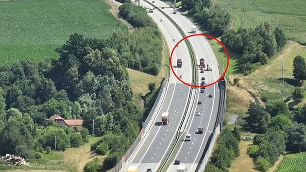 Kamiony na D1 brzdily dopravu pomal�m p�edj�d�n�m