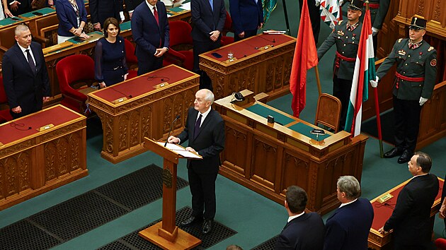 Nov� zvolen� ma�arsk� prezident Andr�s Baka sleduje hlasov�n� parlamentu o sv� volb� v Budape�ti. (11. srpna 2026)