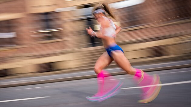 Tereza Hrochov� na trati maratonu na mistrovstv� Evropy v Birminghamu