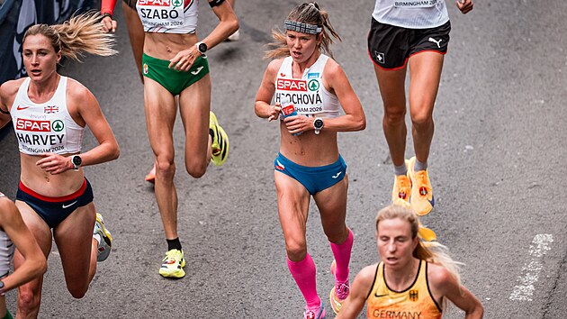 Tereza Hrochov� na trati maratonu na mistrovstv� Evropy v Birminghamu