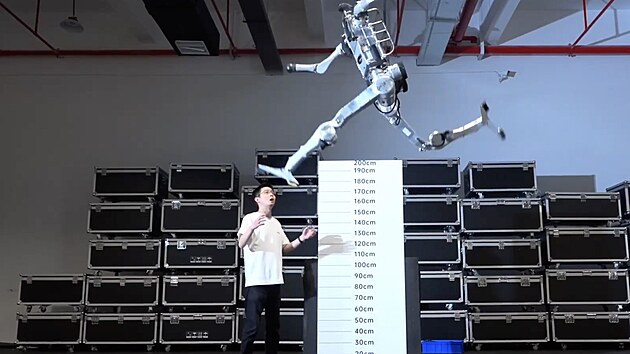 P�edstaven� robot typu �superman� je schopen sko�it ze stoje dva metry a dos�hnout rychlosti vy���, ne� Usain Bolt.