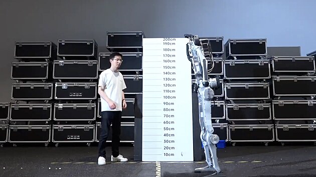 P�edstaven� robot typu �superman� je schopen sko�it ze stoje dva metry a dos�hnout rychlosti vy���, ne� Usain Bolt.