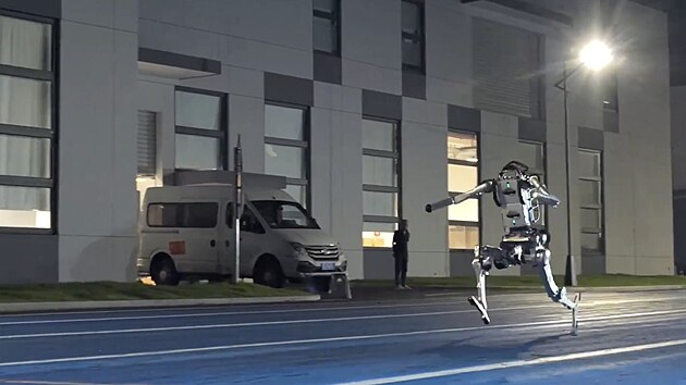 P�edstaven� robot typu �superman� je schopen sko�it ze stoje dva metry a dos�hnout rychlosti vy���, ne� Usain Bolt.