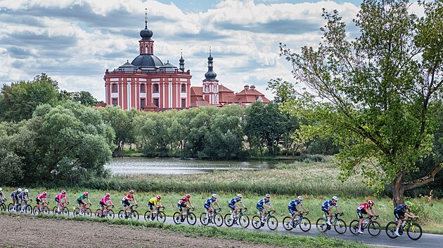 Peloton West Bohemia Tour projí�dí kolem klá�tera Mariánská Týnice.