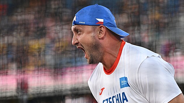 Volodymyr Myslyv�uk popohání své kladivo ve finále evropského �ampionátu.