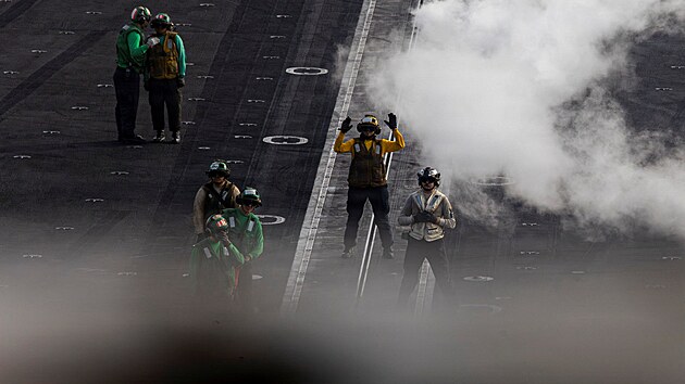 Americk� n�mo�n�k ��d� letadla na palub� letadlov� lodi USS Abraham Lincoln. (31. �ervence 2026)