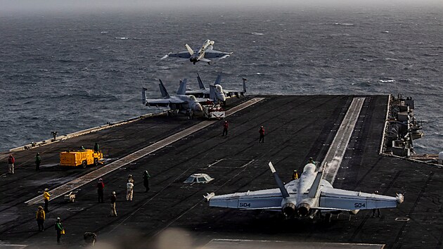 Letoun F/A-18E Super Hornet vzl�t� z letadlov� lodi USS Abraham Lincoln. (31. �ervence 2026)