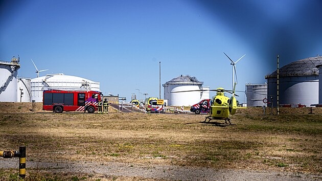 Nizozemsk� bezpe�nostn� slo�ky zasahuj� v p��stavu v Rotterdamu pot�, co tam do�lo k v�buchu. (13. srpna 2026)