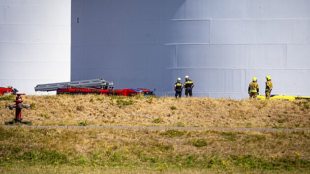 Nizozemsk� bezpe�nostn� slo�ky zasahuj� v p��stavu v Rotterdamu pot�, co tam do�lo k v�buchu. (13. srpna 2026)