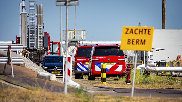 Nizozemsk� bezpe�nostn� slo�ky zasahuj� v p��stavu v Rotterdamu pot�, co tam do�lo k v�buchu. (13. srpna 2026)