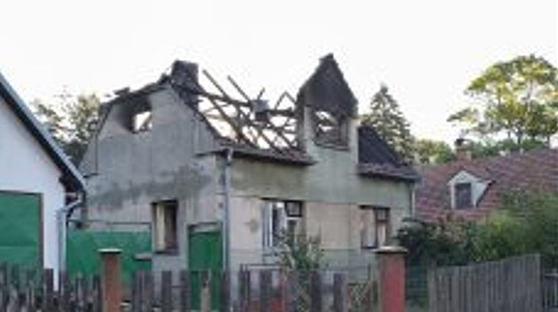 V Brad��ov� sho�ely dva rodinn� domy a stodola. (14. srpna 2026)