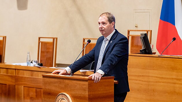 Sen�tor Ond�ej Lochman p�i jedn�n� horn� komory parlamentu (19. srpna 2026)