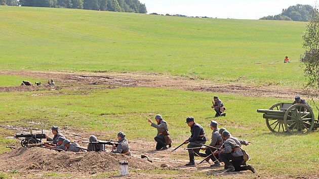 Vojensko-historick� akce Cihelna je l�kadlem p�edev��m pro nad�ence do vojensk� historie a fanou�ky arm�dn� techniky. (16. srpna 2025)