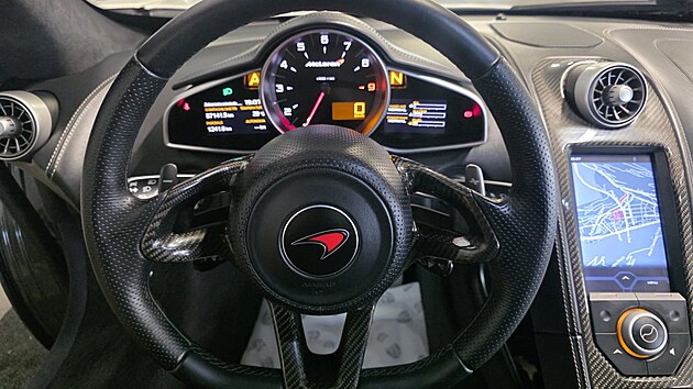 Auto m� kompletn� zdokumentovanou historii, pravideln� servis a najeto necel�ch 58 000 kilometr�. V�echny faktury a z�znamy jsou k dispozici u prodejce.