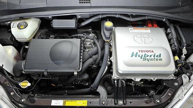 Japon�t� konstrukt��i museli posoudit p�es 80 r�zn�ch koncept� hybridn�ho pohonu, ne� po �morn�ch debat�ch a testech vybrali optim�ln� kombinaci benz�nov�ho motoru, elektromotoru a unik�tn� planetov� p�evodovky.