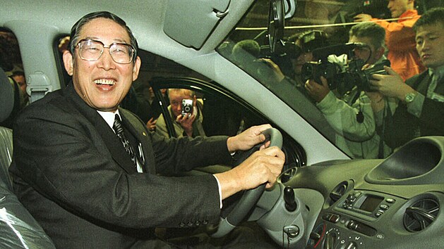 Ve st�edu 12. srpna zem�el ve v�ku 93 let b�val� gener�ln� �editel Toyoty Hiro�i Okuda, kter� se zaslou�il o vznikl hybridn�ho modelu Prius. Japonsk� zna�ce ��foval v letech 1995 a� 2006.