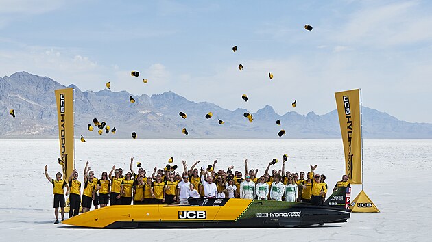 S�riov� motory z bagr� zajistily JCB Hydromax historick� rychlostn� rekord 653,91 km/h.