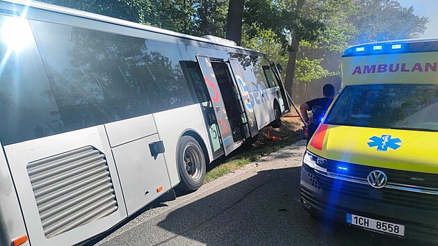 K autobusu, kter� havaroval do stromu na T�ebo�sku, vyjeli jiho�e�t� z�chran��i. (12. srpna 2026)